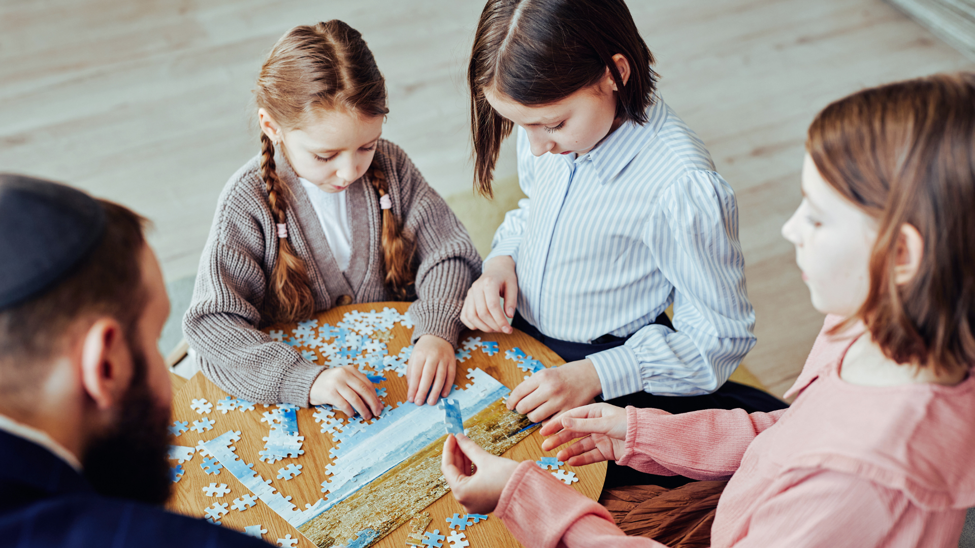 Read more about the article How to Keep Kids Entertained During Long Travel Days: Tips and Activities for Stress-Free Journeys